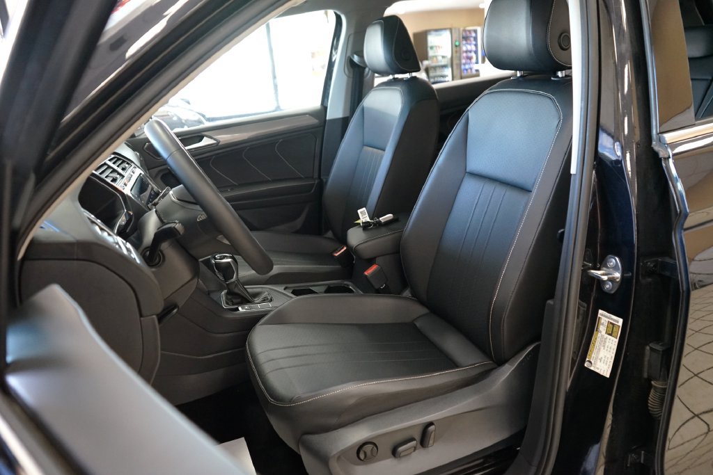 Used 2022 Volkswagen Tiguan SE FWD image 2