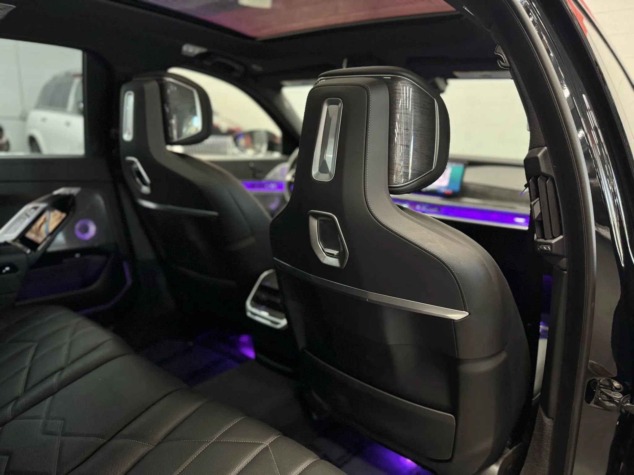 Used 2024 BMW i7 xDrive60 w/ Executive Package image 32