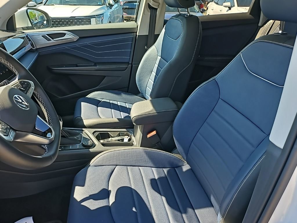 Certified 2025 Volkswagen Taos SEL image 9