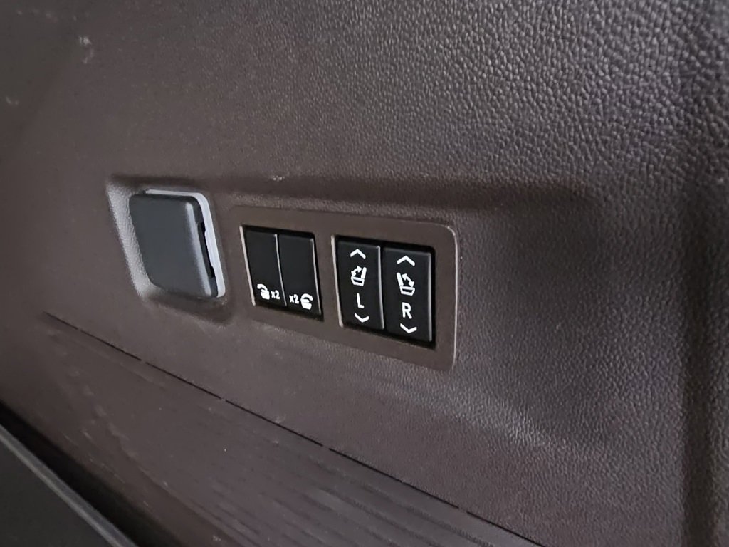 Used 2021 GMC Yukon XL SLT w/ SLT Premium Package image 41