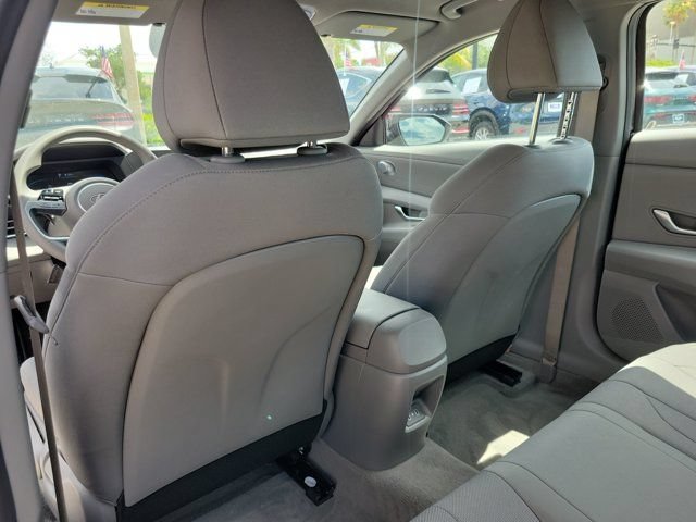 Certified 2025 Hyundai Elantra SE FWD image 8