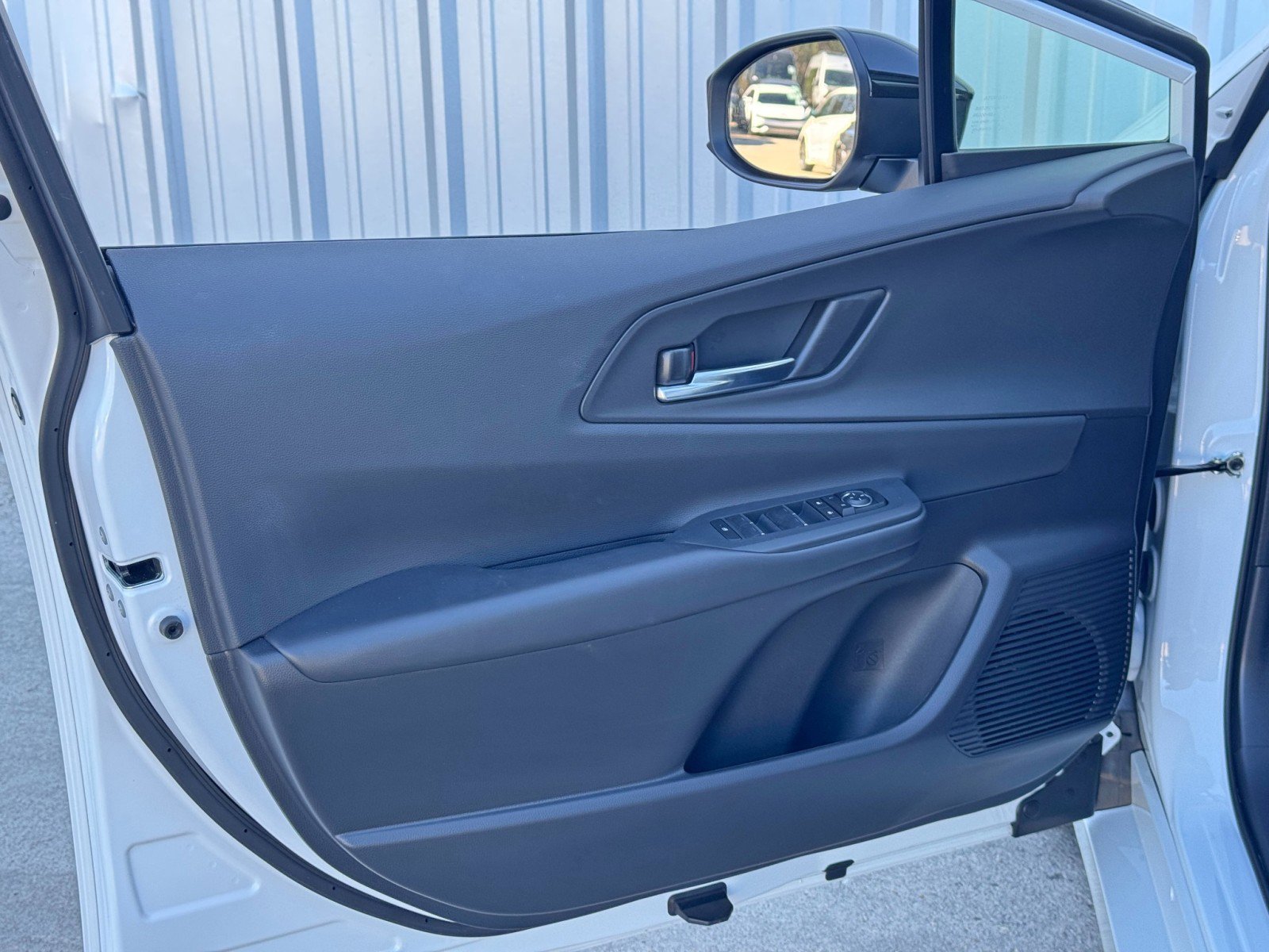 Used 2025 Toyota Prius Plug-In Hybrid XSE FWD image 39