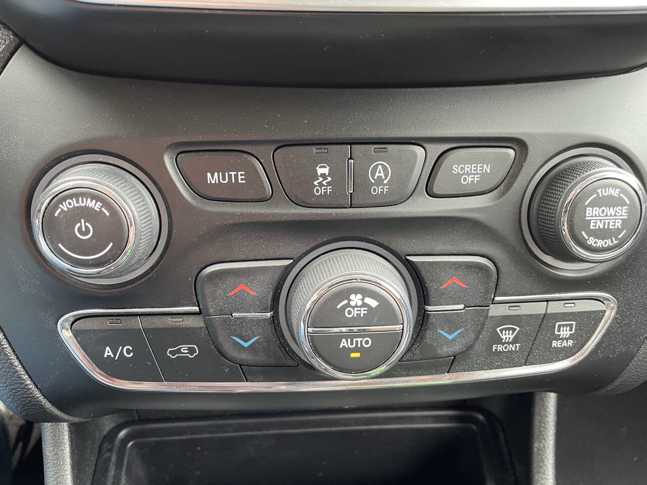 Used 2020 Jeep Cherokee Limited image 20
