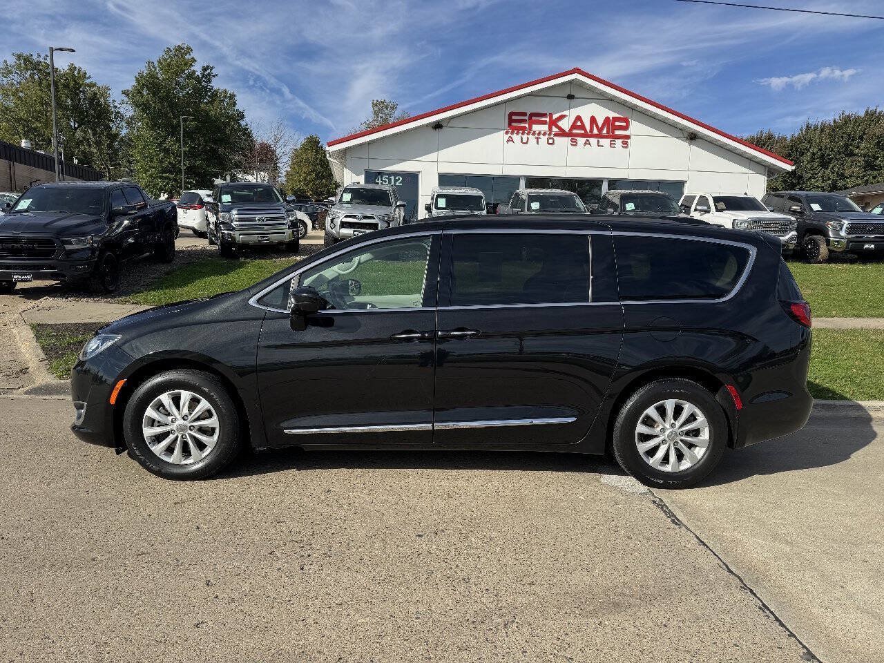 Used 2017 Chrysler Pacifica Touring-L FWD image 2