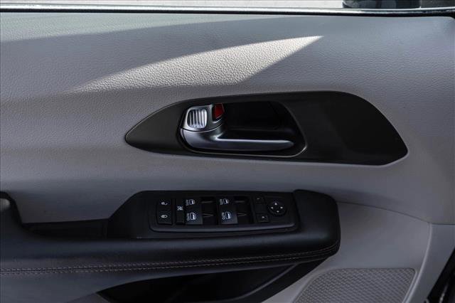 Used 2019 Chrysler Pacifica Touring-L Plus image 12