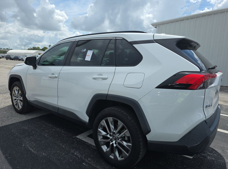 Used 2020 Toyota RAV4 XLE Premium FWD image 4