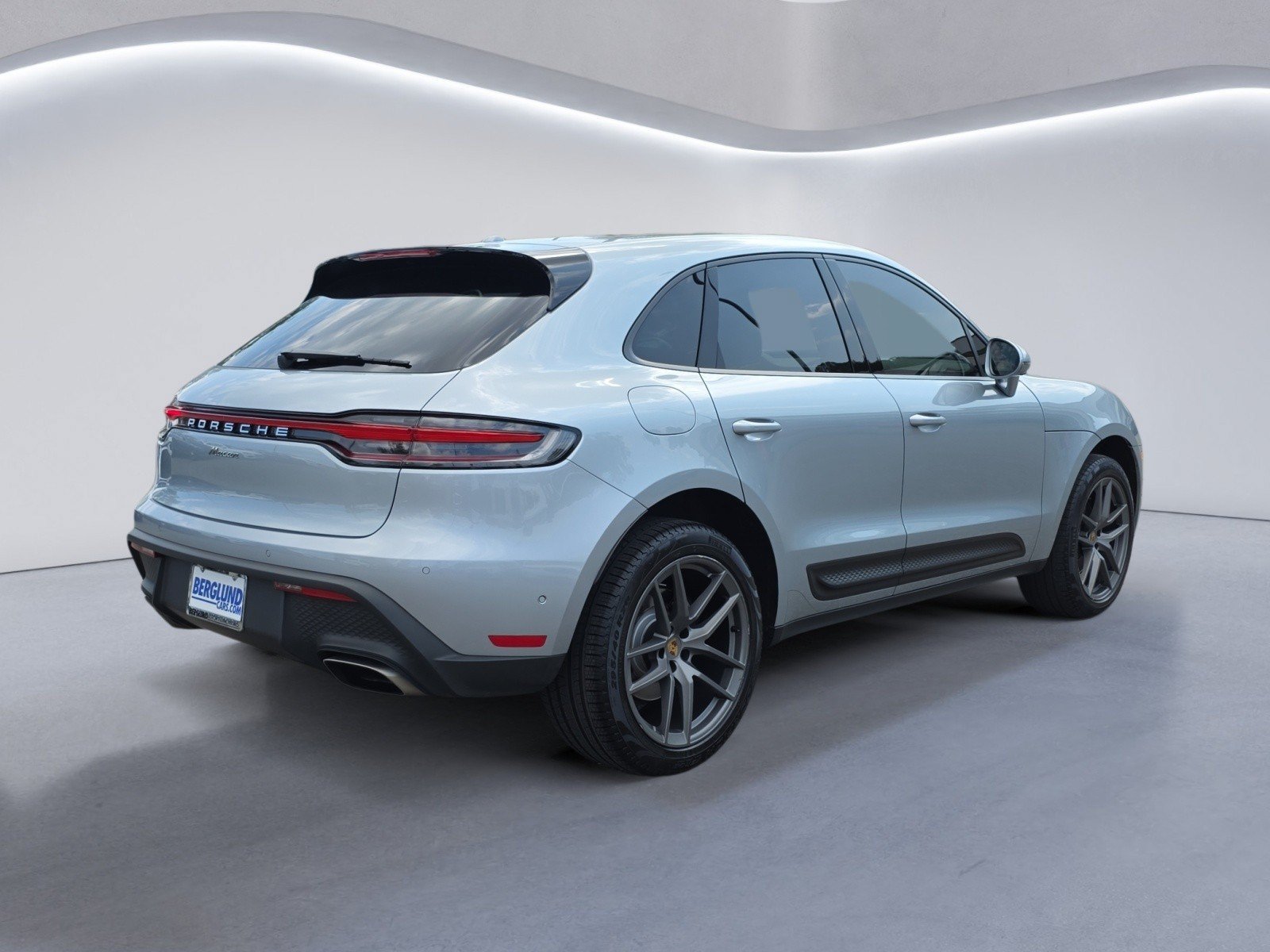 Used 2023 Porsche Macan Turbo AWD/4WD image 4