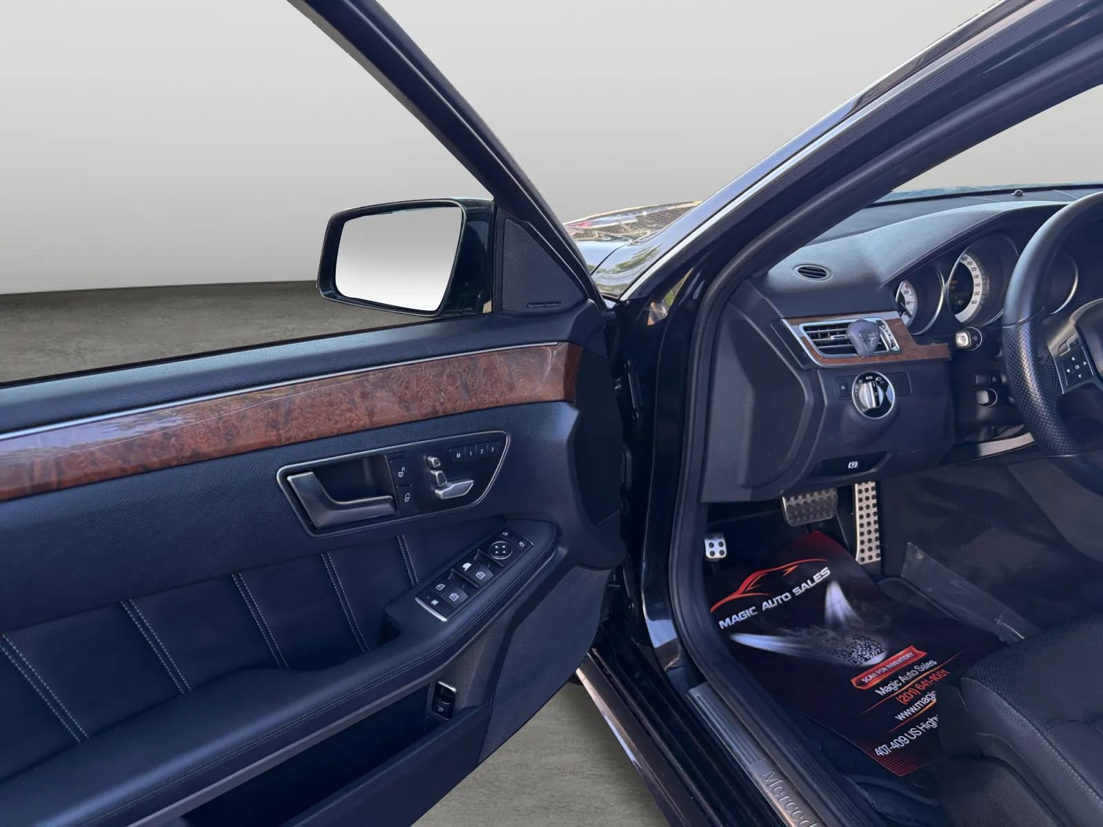 Used 2014 Mercedes-Benz E 550 4MATIC Sedan image 11