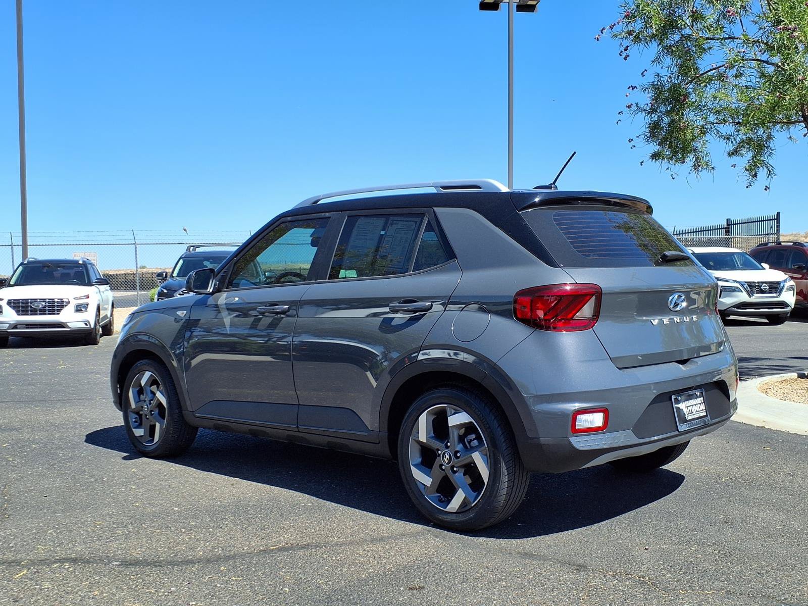 Used 2023 Hyundai Venue Limited w/ Cargo Package FWD image 4