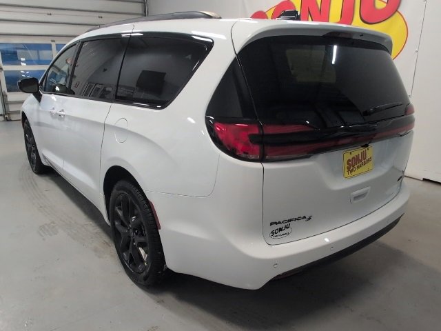 New 2026 Chrysler Pacifica Select image 3