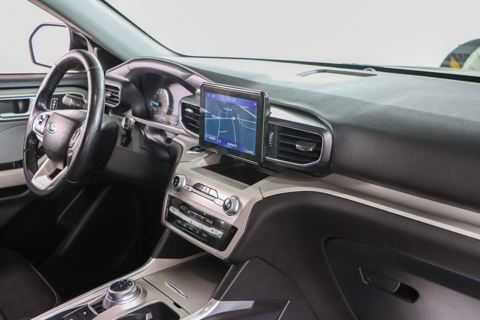 Used 2022 Ford Explorer XLT w/ XLT Sport Appearance Package image 27