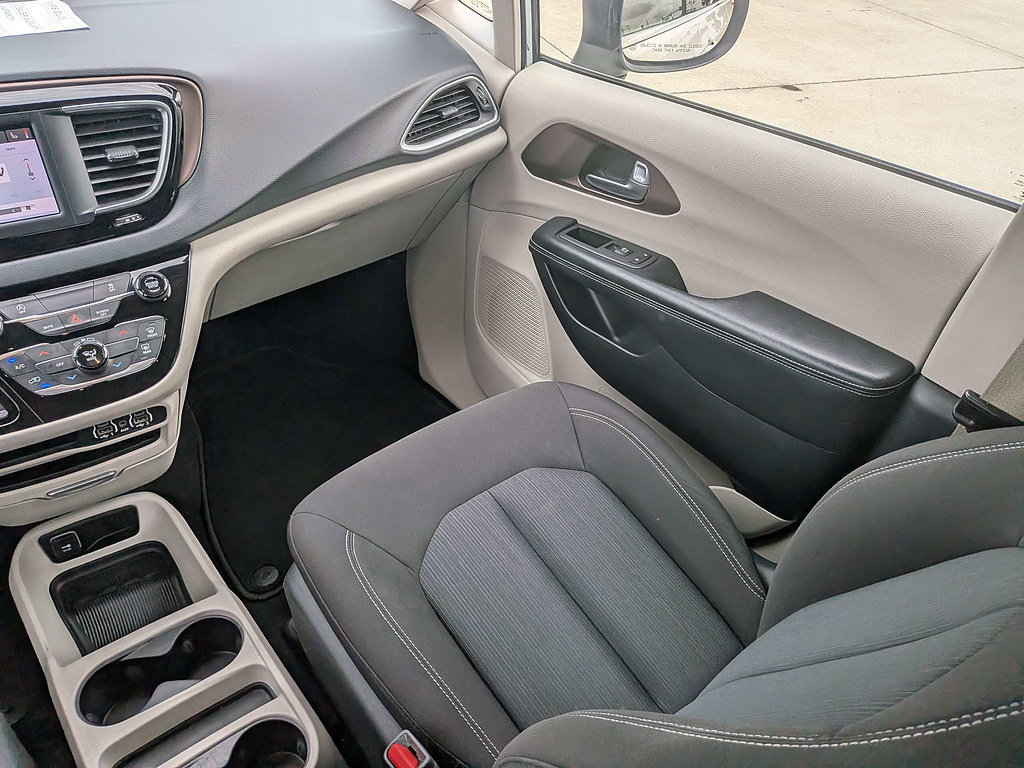 Certified 2022 Chrysler Voyager LX FWD image 18