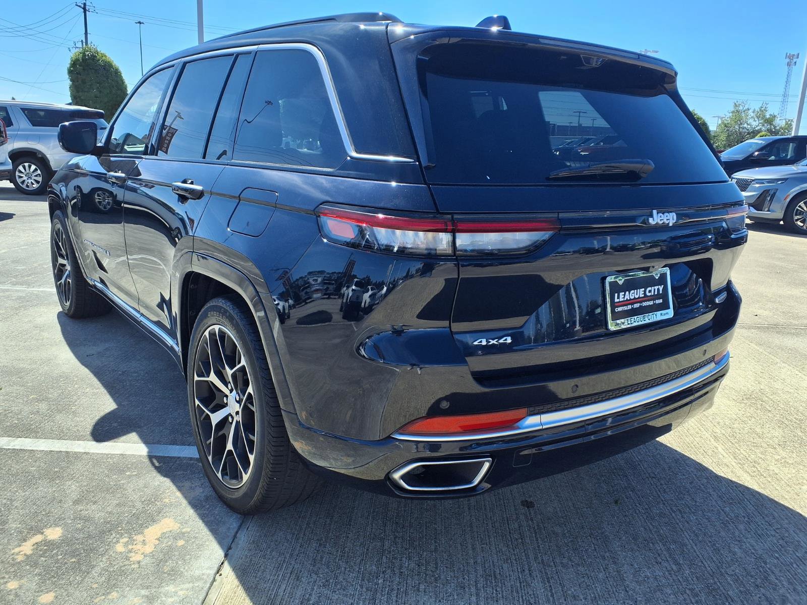 Used 2024 Jeep Grand Cherokee Summit image 2