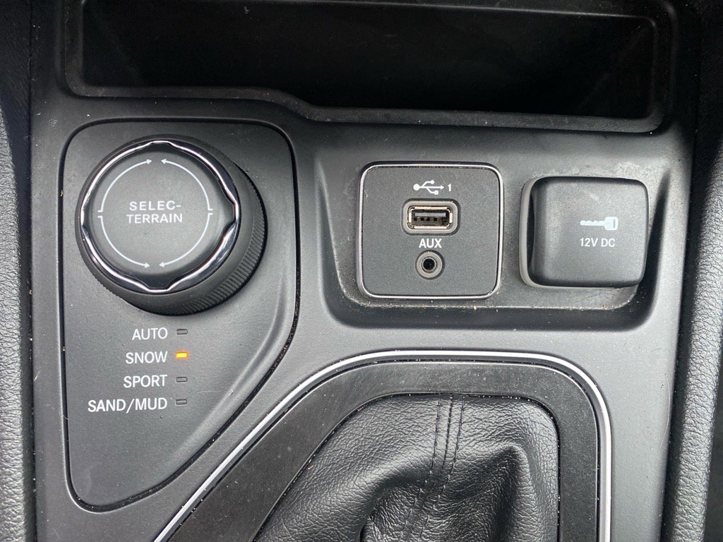 Used 2022 Jeep Cherokee Limited AWD/4WD image 13