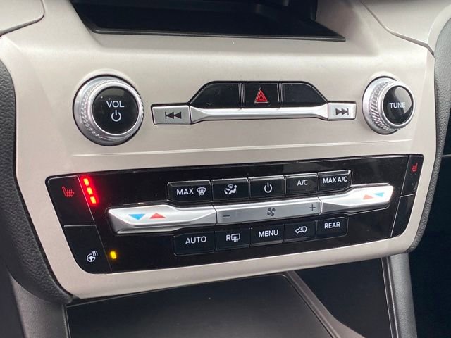Used 2023 Ford Explorer XLT AWD/4WD image 12