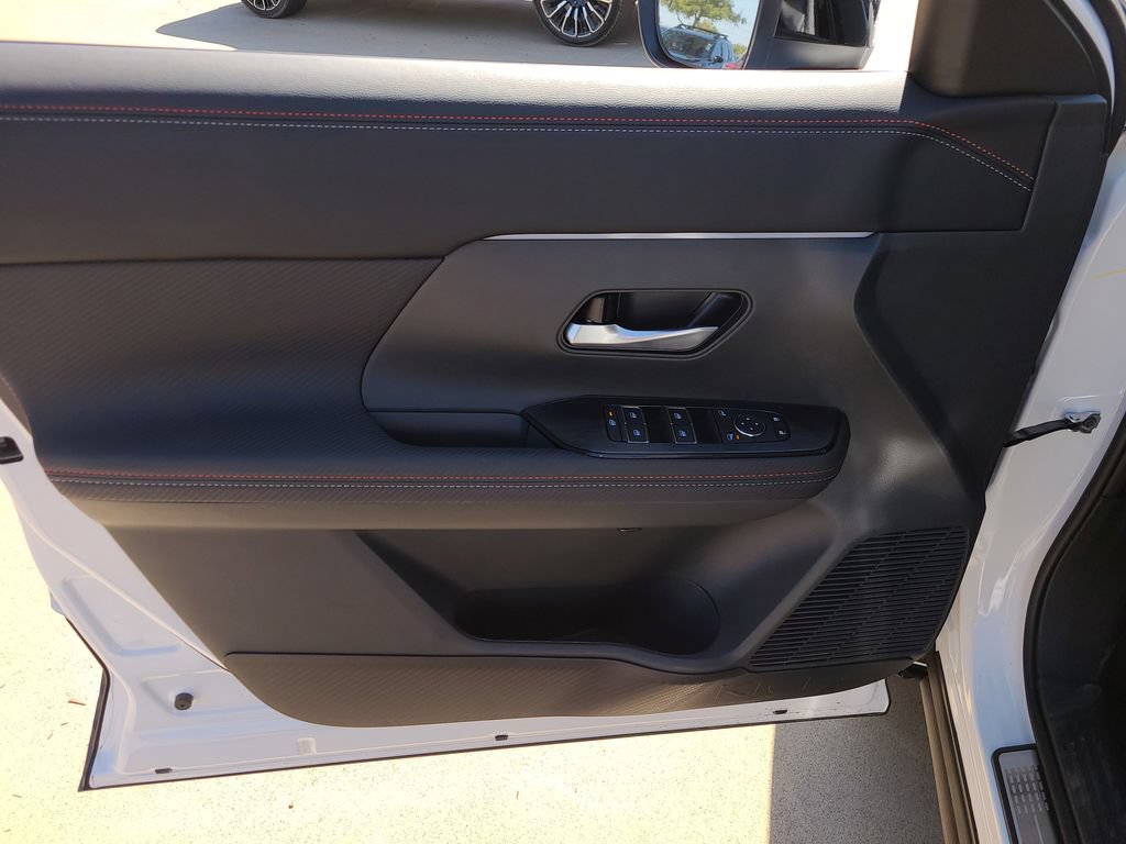 New 2026 Nissan Kicks SR w/ Illumination Package FWD image 15
