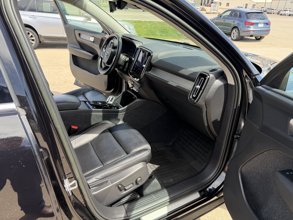 Used 2023 Volvo XC40 B5 Plus AWD/4WD image 20