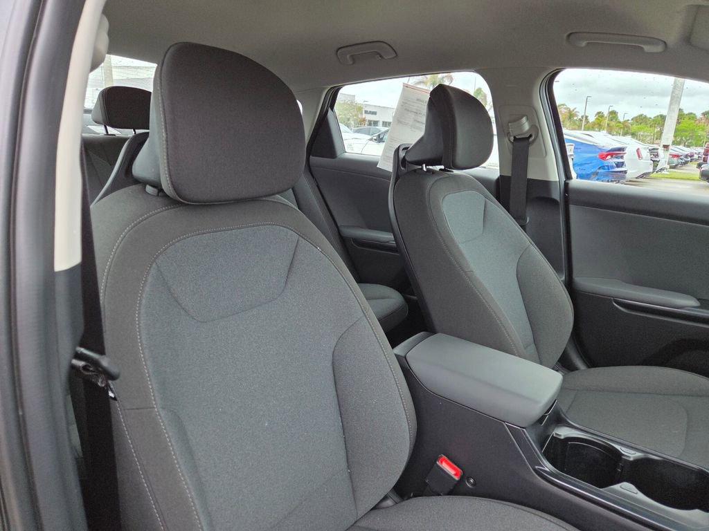 Used 2025 Kia K4 LXS image 11