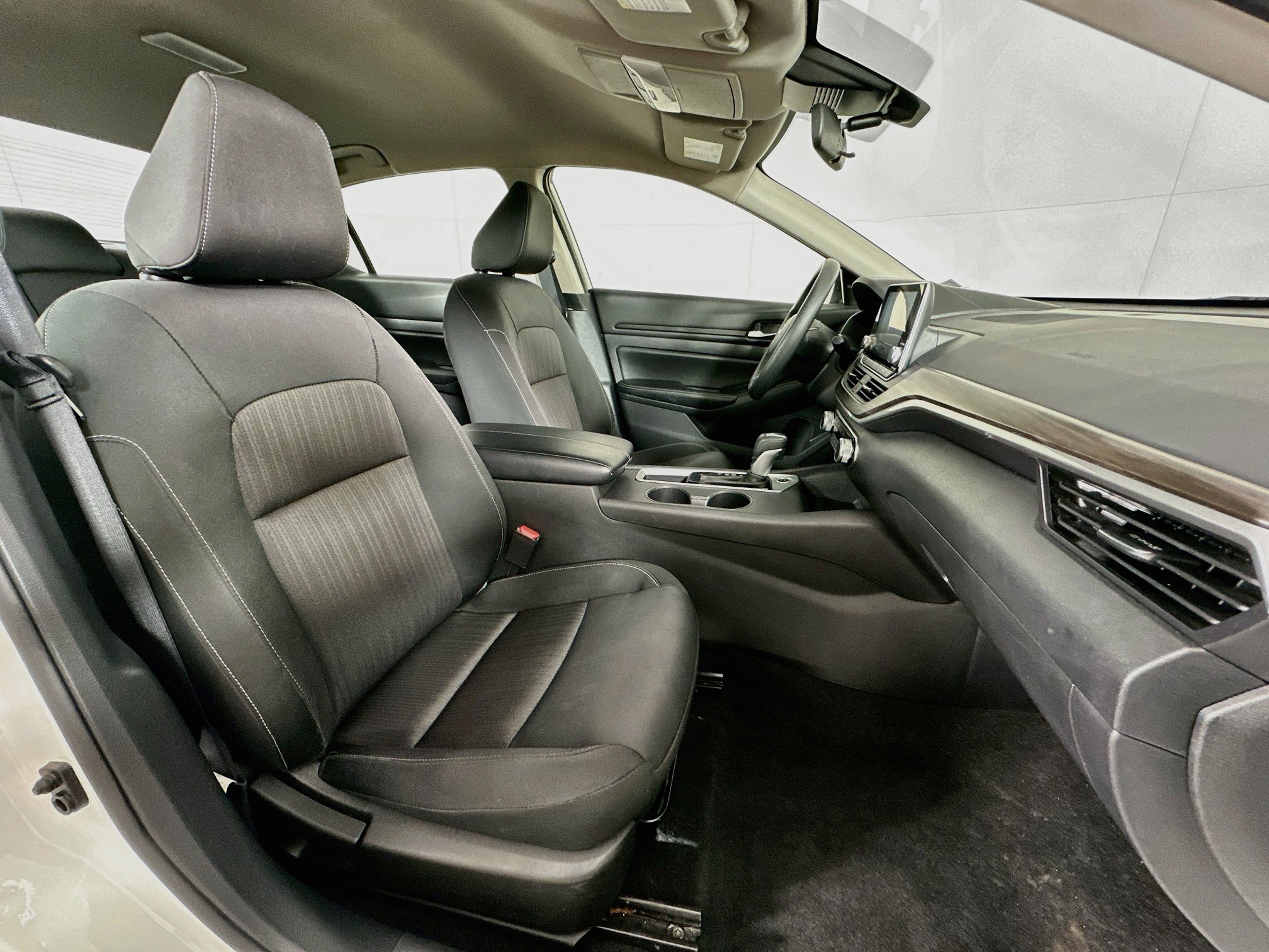Used 2025 Nissan Altima 2.5 SV FWD image 29