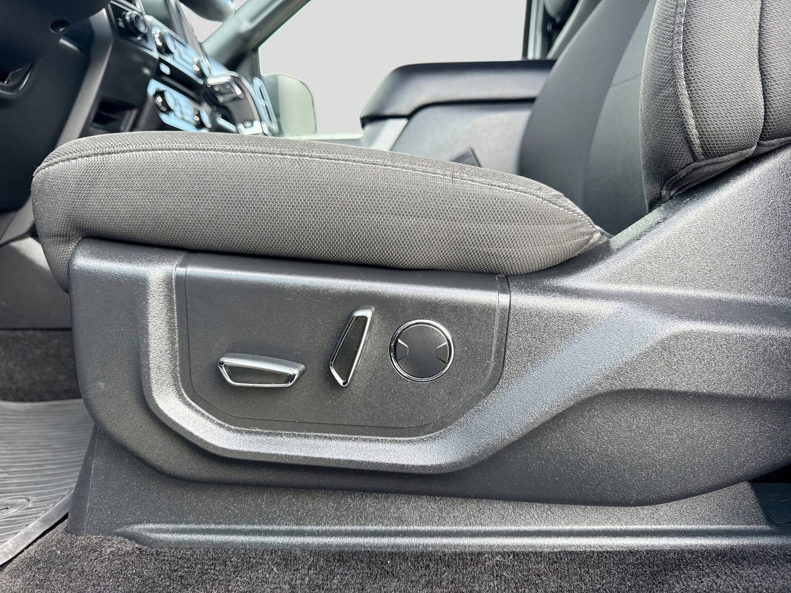 Used 2018 Ford F150 XLT w/ Equipment Group 302A Luxury image 3