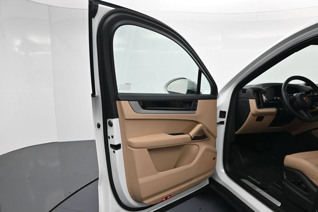 Certified 2026 Porsche Cayenne E-Hybrid Coupe AWD/4WD image 16