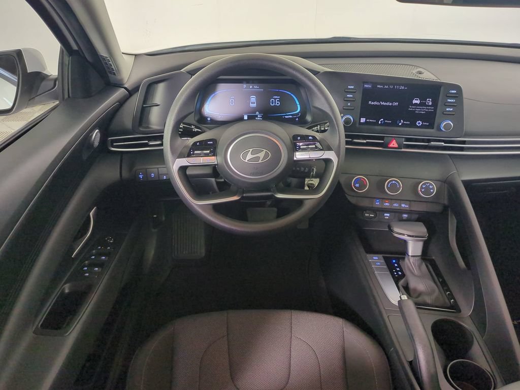 Used 2025 Hyundai Elantra SE FWD image 17