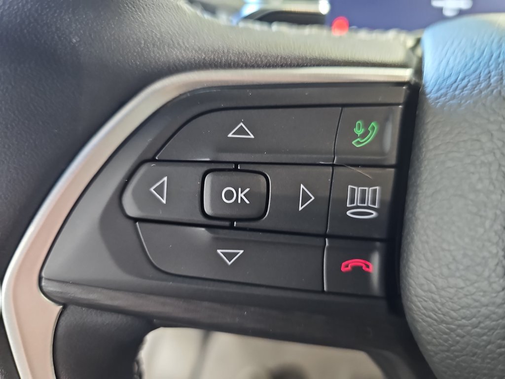 Used 2023 Jeep Grand Cherokee Altitude AWD/4WD image 17