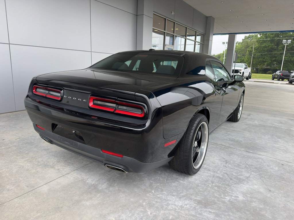 Used 2016 Dodge Challenger SXT RWD image 4