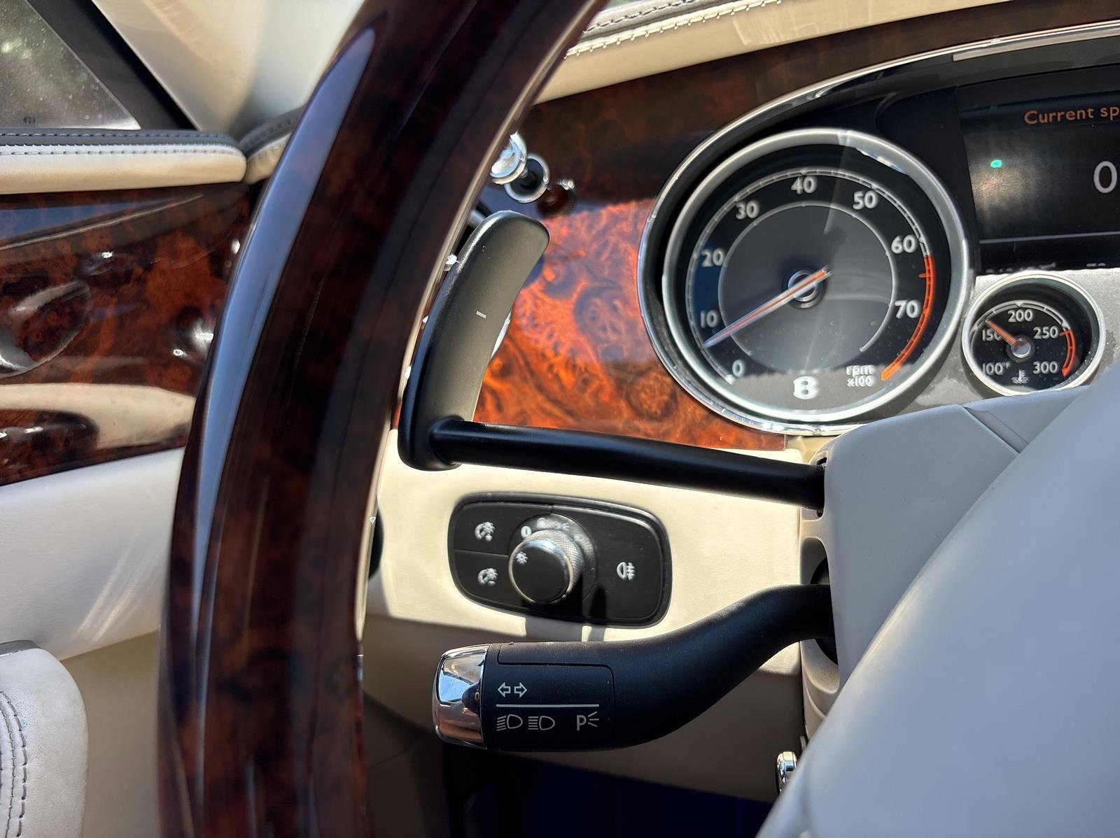 Used 2014 Bentley Flying Spur W12 image 24