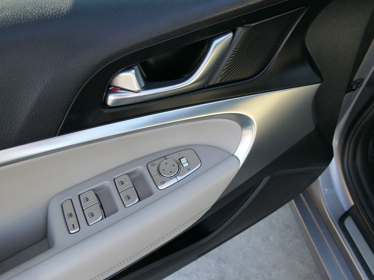 Used 2022 Genesis G70 2.0T image 15