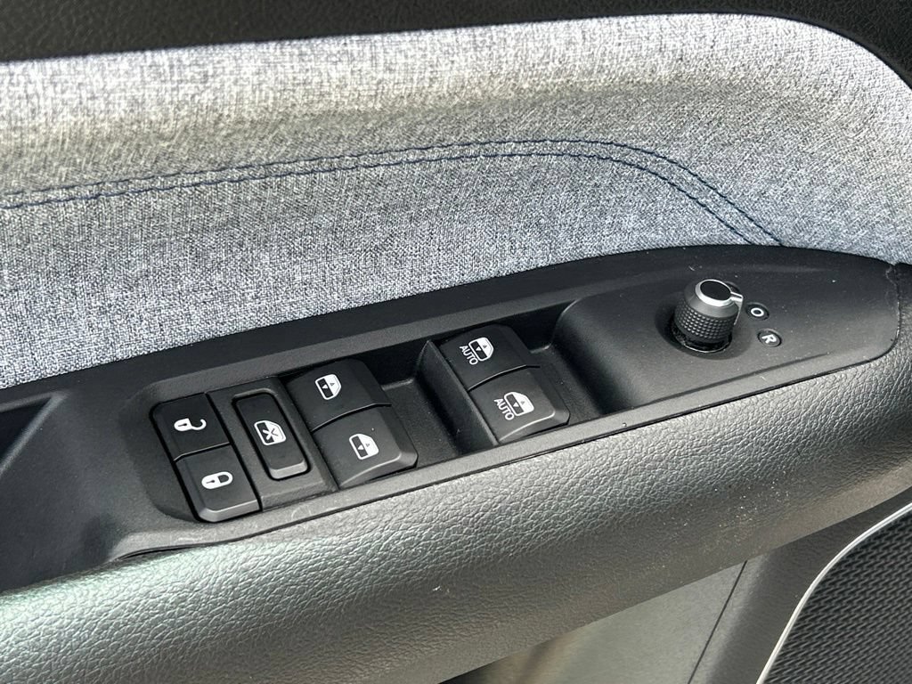 Used 2023 Jeep Compass Latitude w/ Convenience Group AWD/4WD image 19