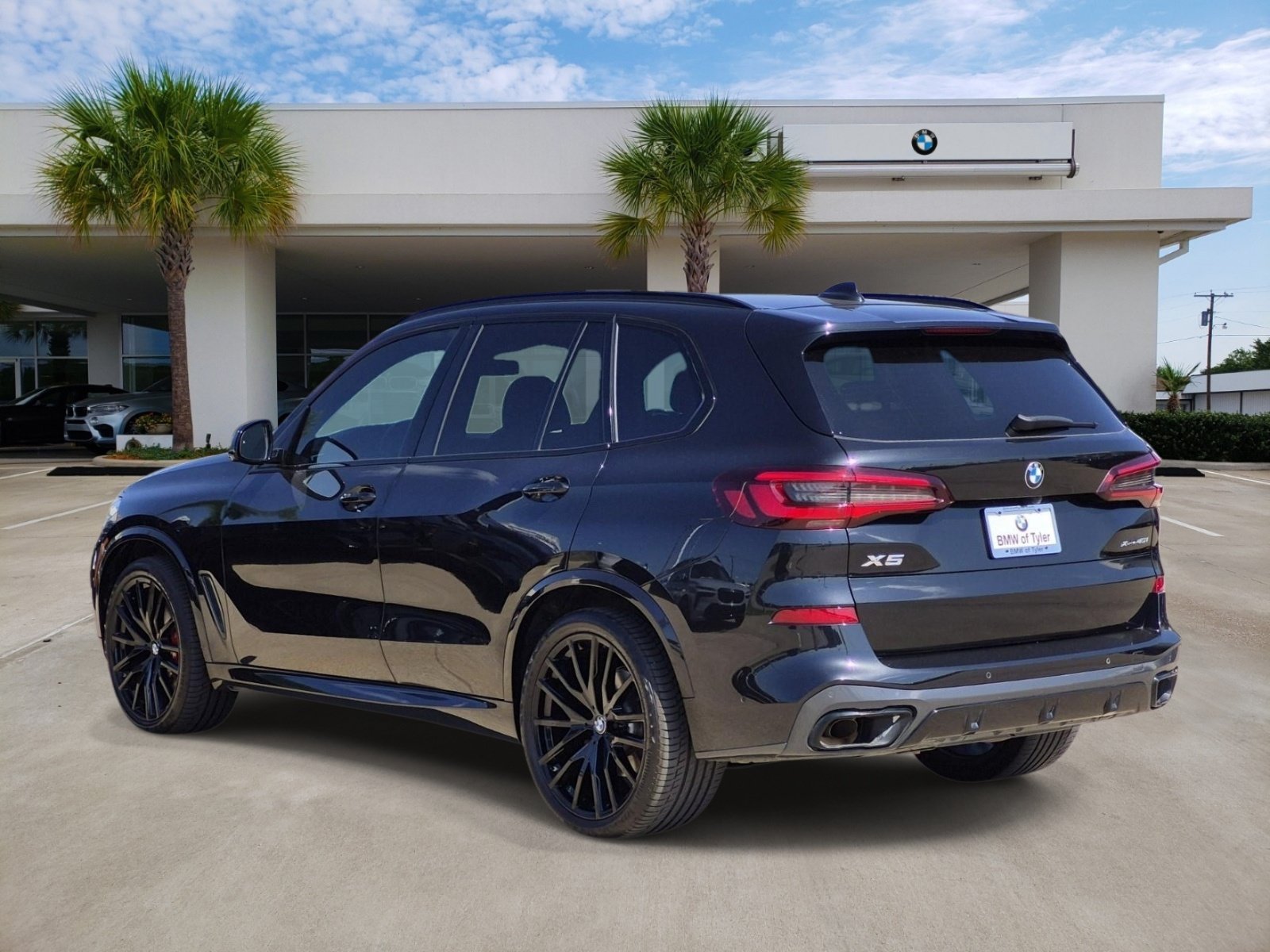Certified 2022 BMW X5 xDrive40i w/ M Sport Package AWD/4WD image 4