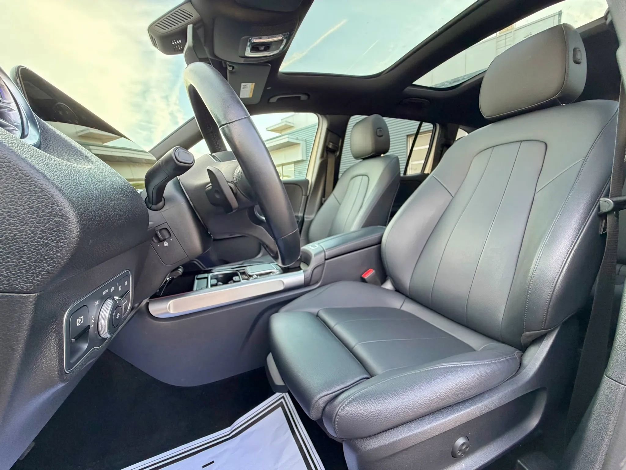Used 2022 Mercedes-Benz GLB 250 4MATIC w/ Premium Package Lite image 23