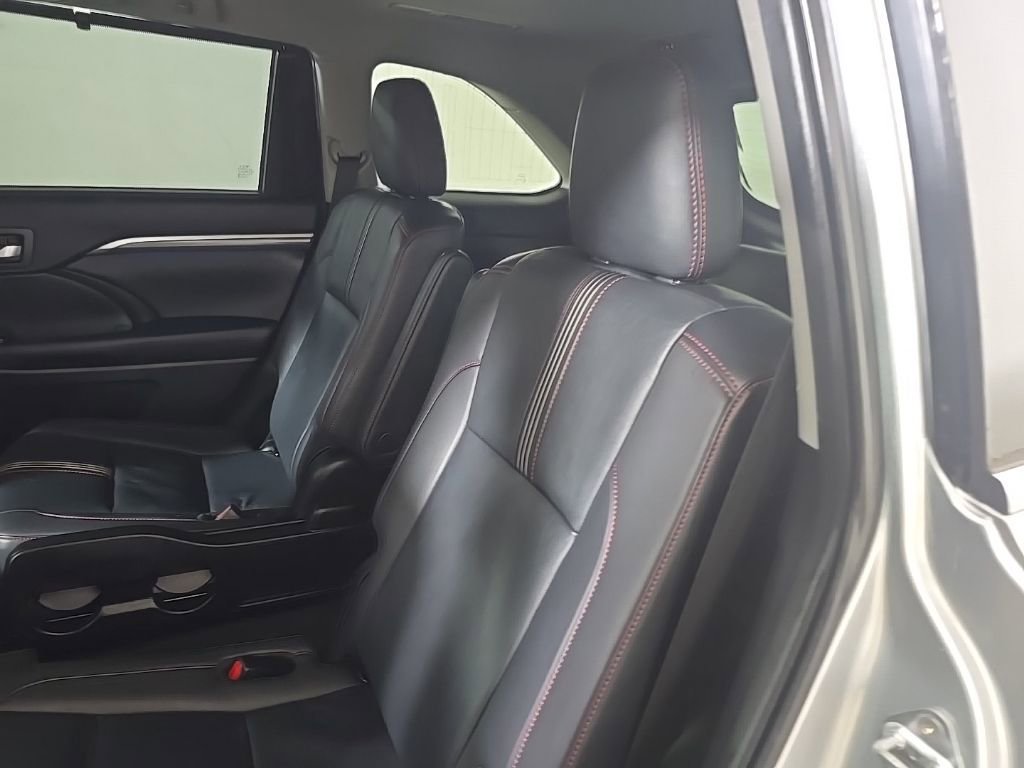 Used 2019 Toyota Highlander SE image 15