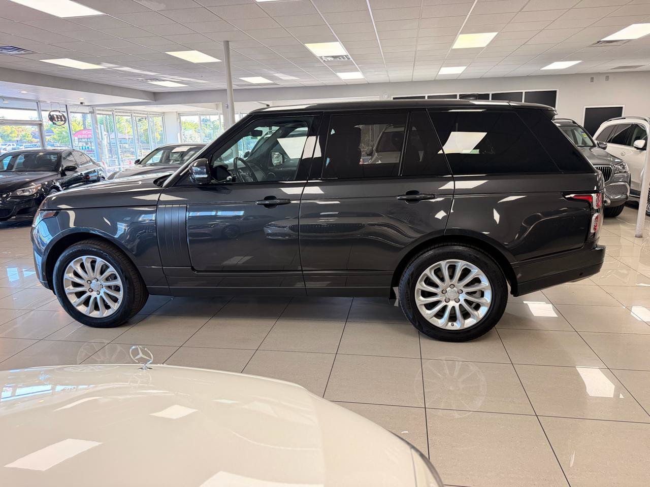 Used 2019 Land Rover Range Rover HSE AWD/4WD image 4
