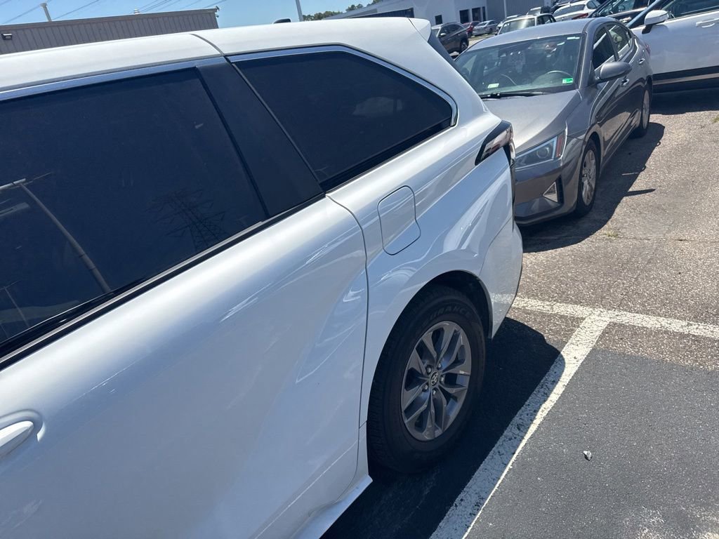 Used 2023 Toyota Sienna LE AWD/4WD image 4