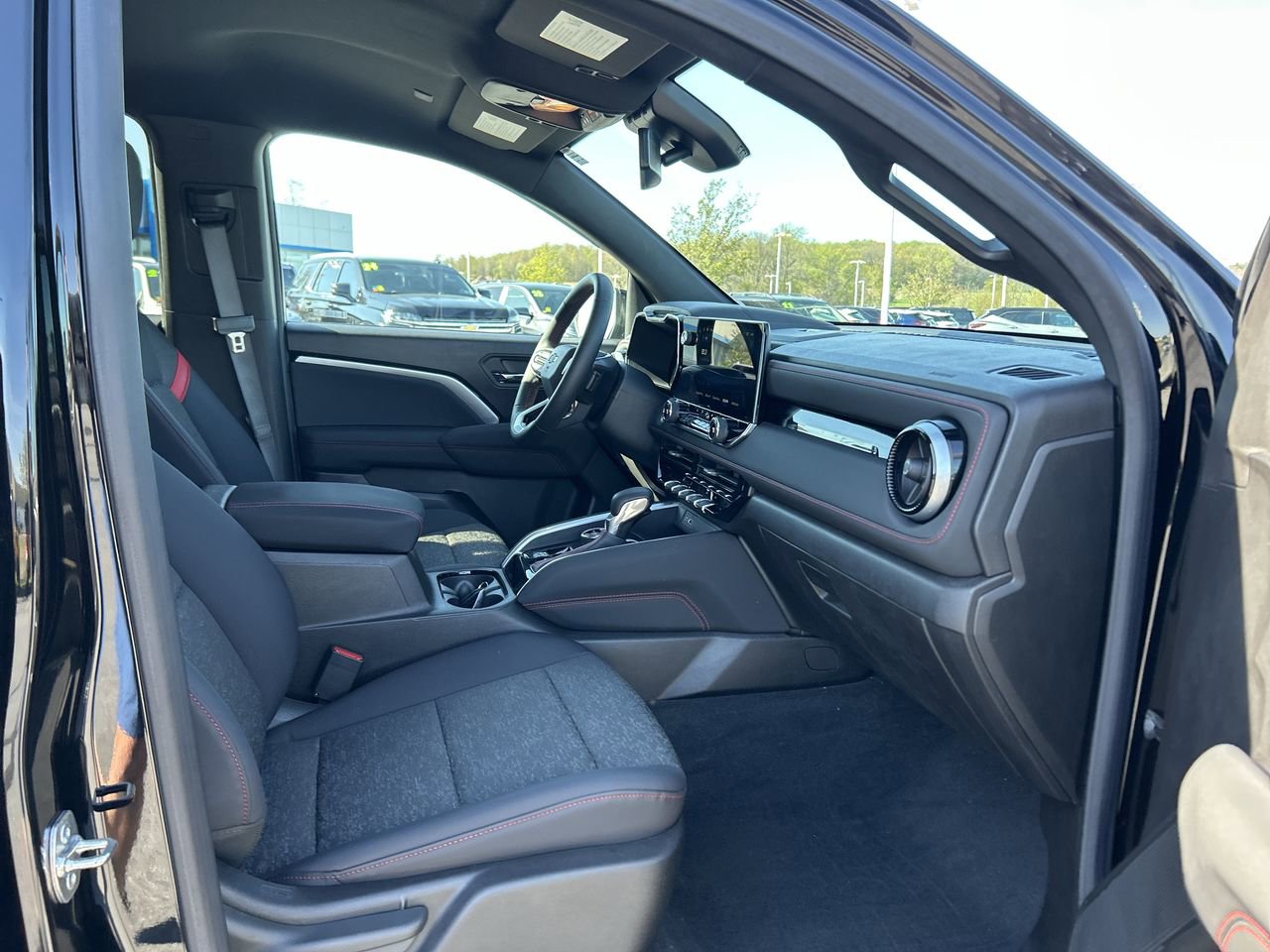 Used 2024 Chevrolet Colorado Z71 w/ Z71 Convenience Package 2 AWD/4WD image 15