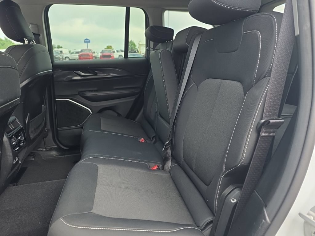 Used 2022 Jeep Grand Cherokee Laredo w/ Luxury Tech Group I AWD/4WD image 10