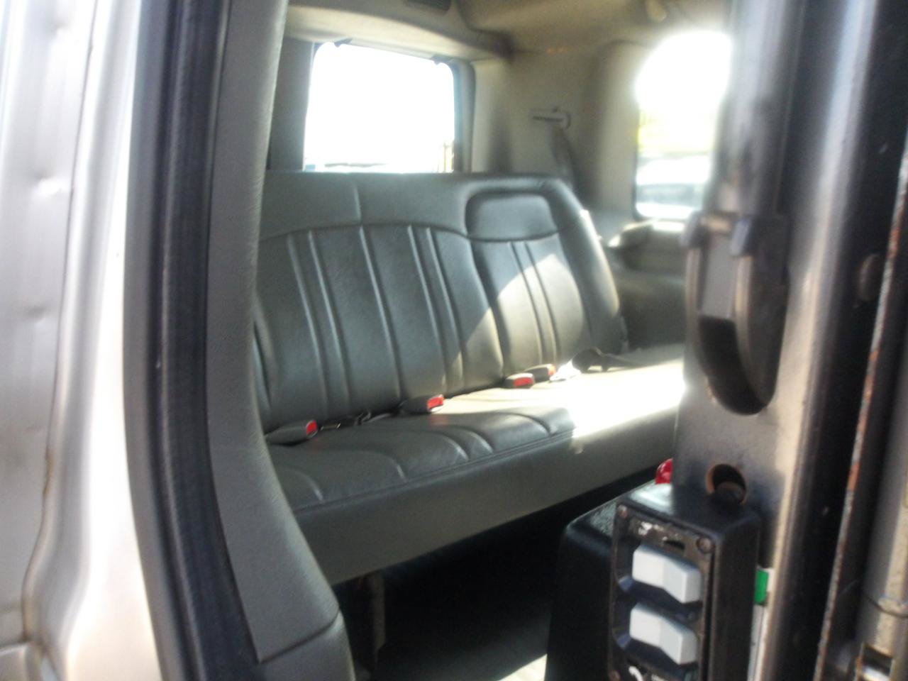 Used 2007 Chevrolet Express 2500 Passenger w/ Power and Light Package RWD image 13
