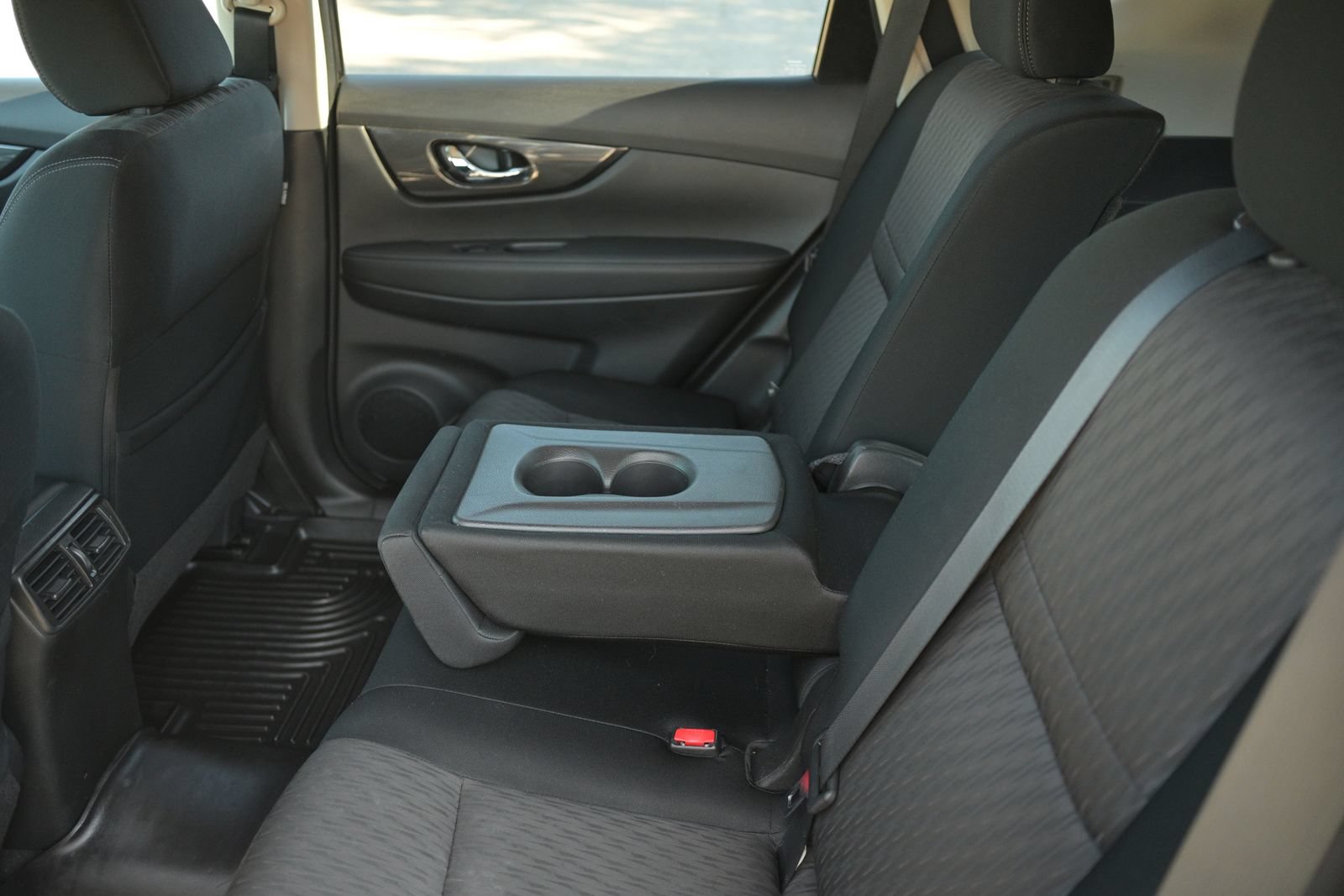 Used 2017 Nissan Rogue SV AWD/4WD image 35