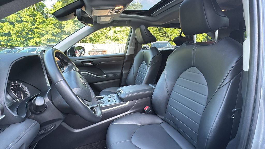 Used 2025 Toyota Highlander XLE AWD/4WD image 10