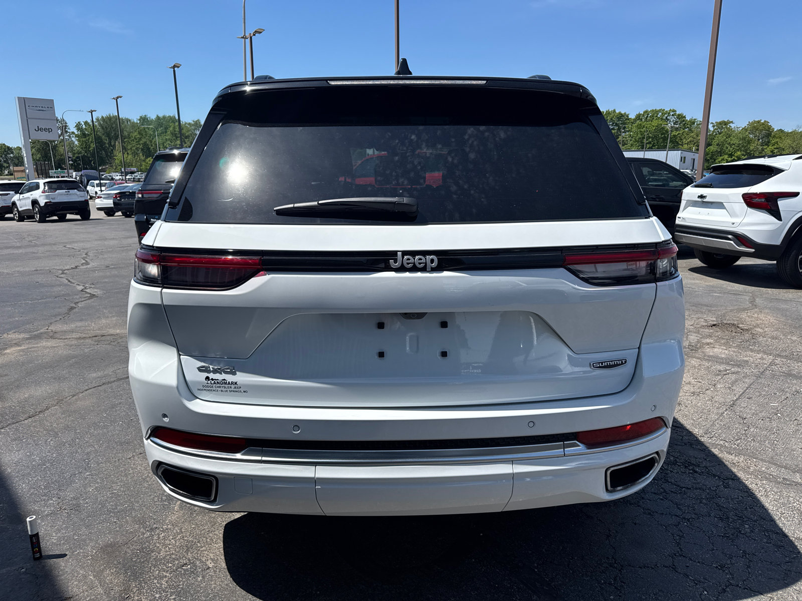Used 2024 Jeep Grand Cherokee Summit AWD/4WD image 4