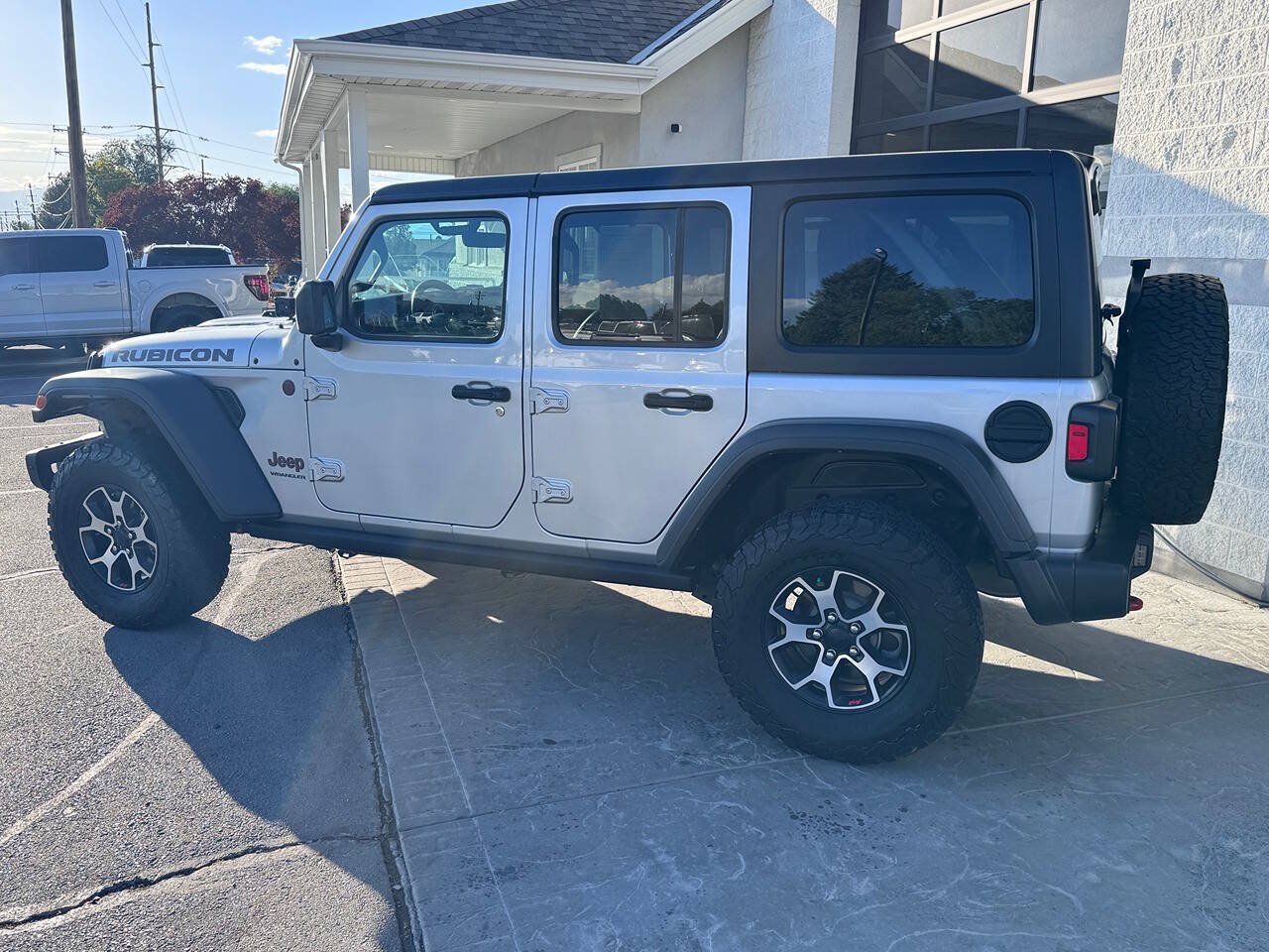 Used 2023 Jeep Wrangler Unlimited Rubicon w/ Cold Weather Group AWD/4WD image 11