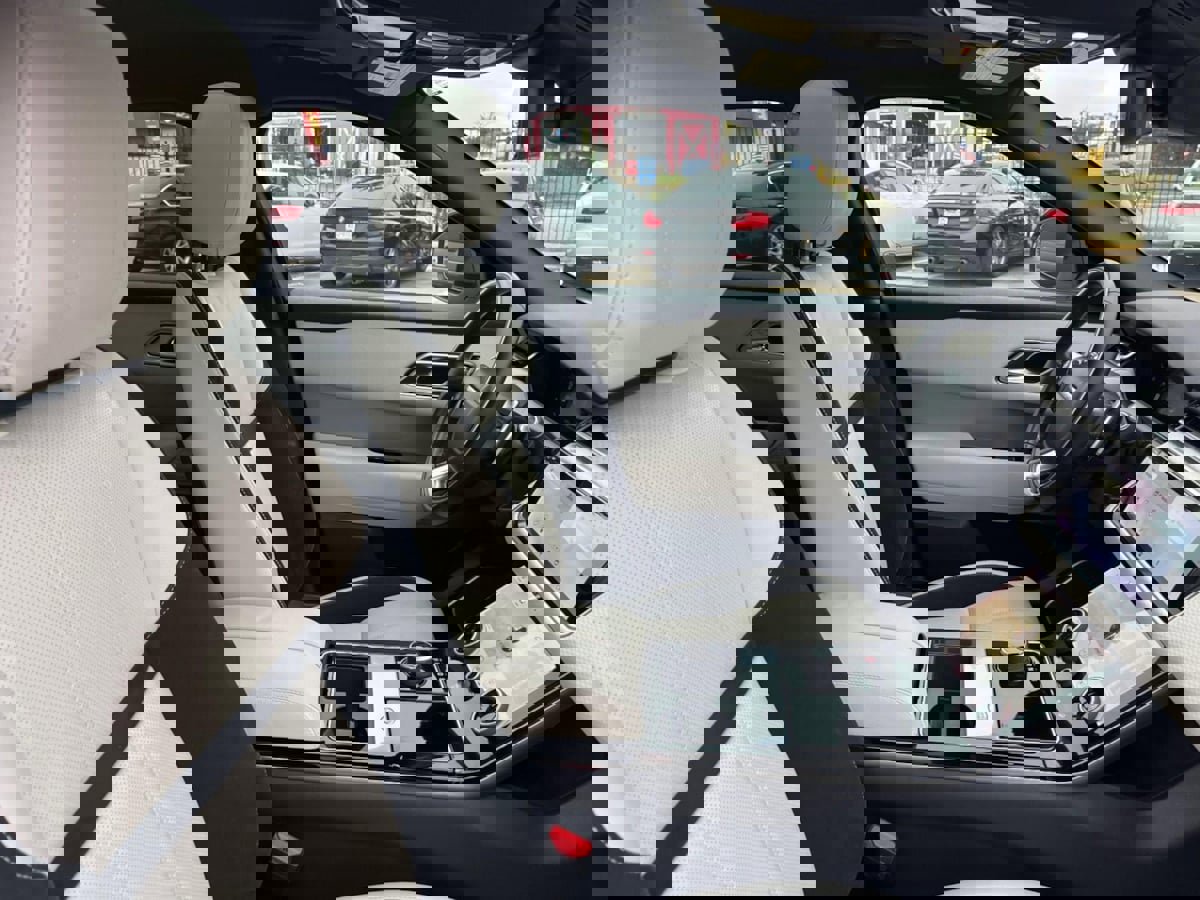 Used 2019 Land Rover Range Rover Velar R-Dynamic SE image 38