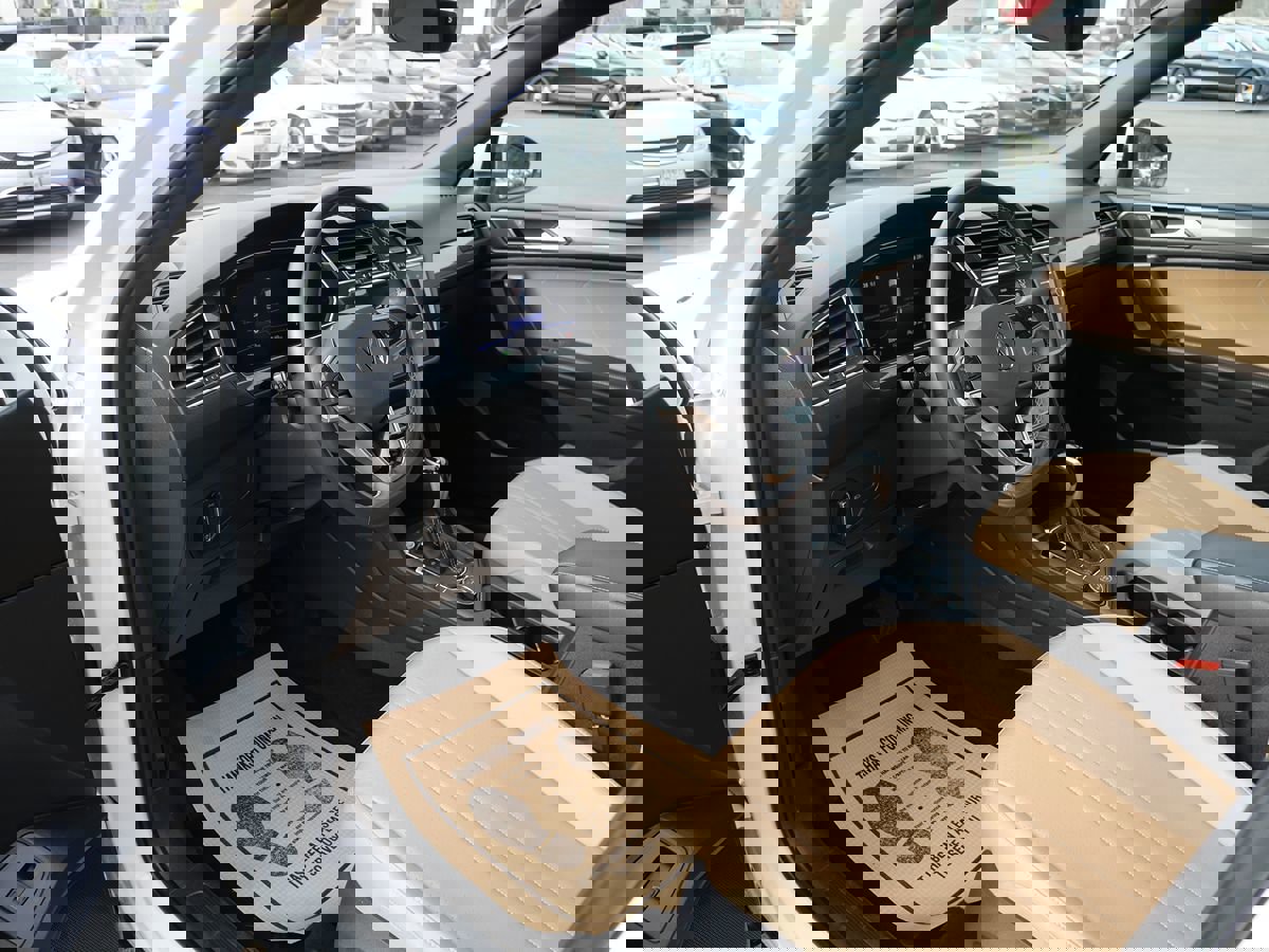 Used 2022 Volkswagen Tiguan SE w/ Panoramic Sunroof Package image 9