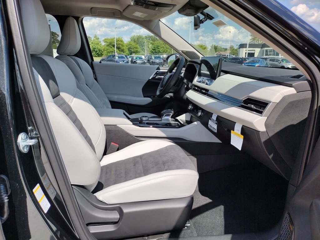New 2025 Mitsubishi Outlander SE image 21