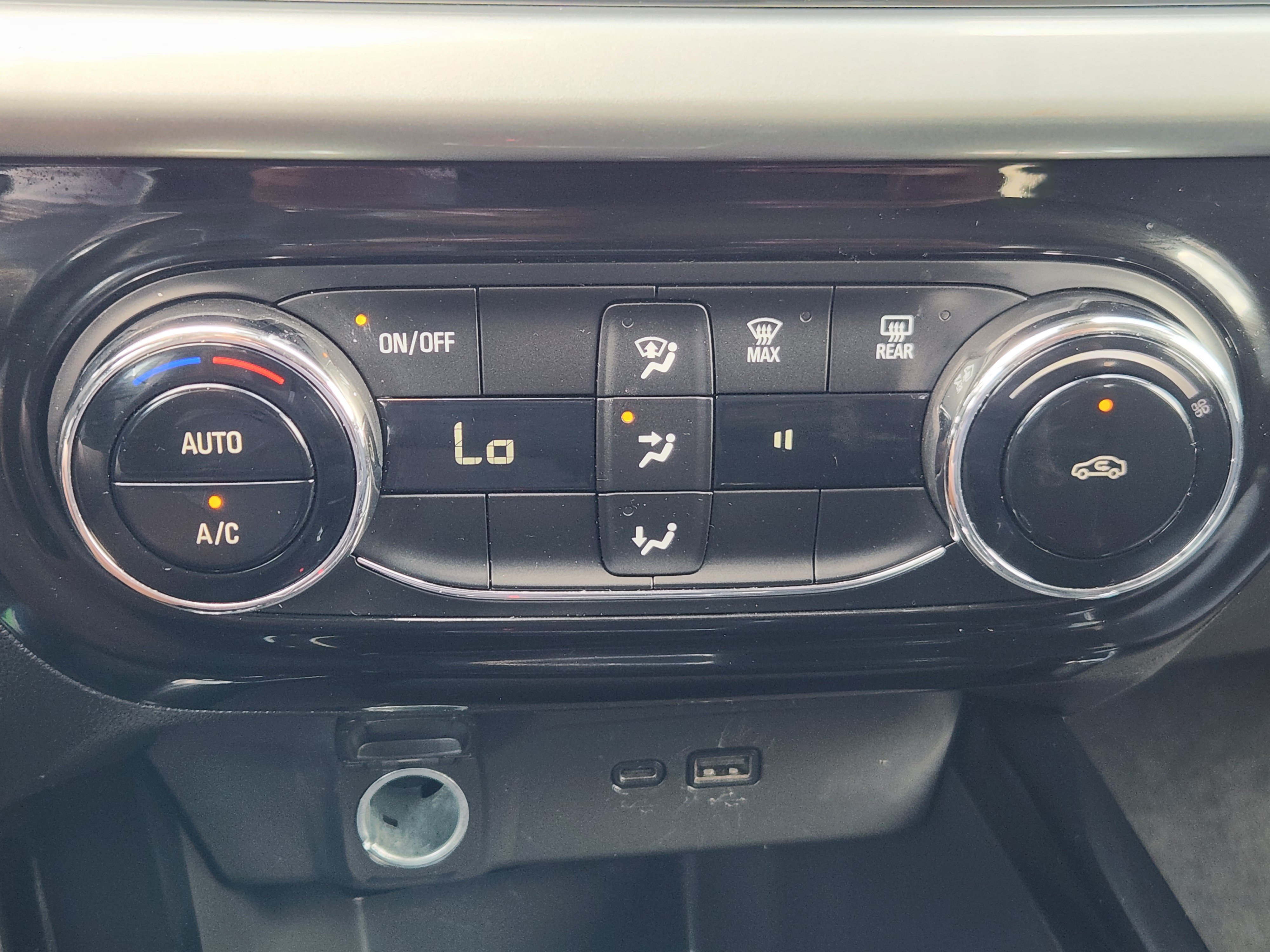 Used 2025 Chevrolet Trax LT FWD image 17