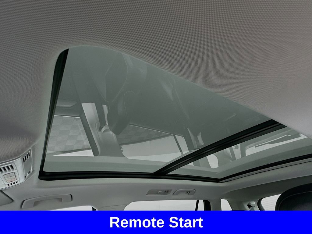 Used 2024 Volkswagen Tiguan SE w/ Panoramic Sunroof Package image 2