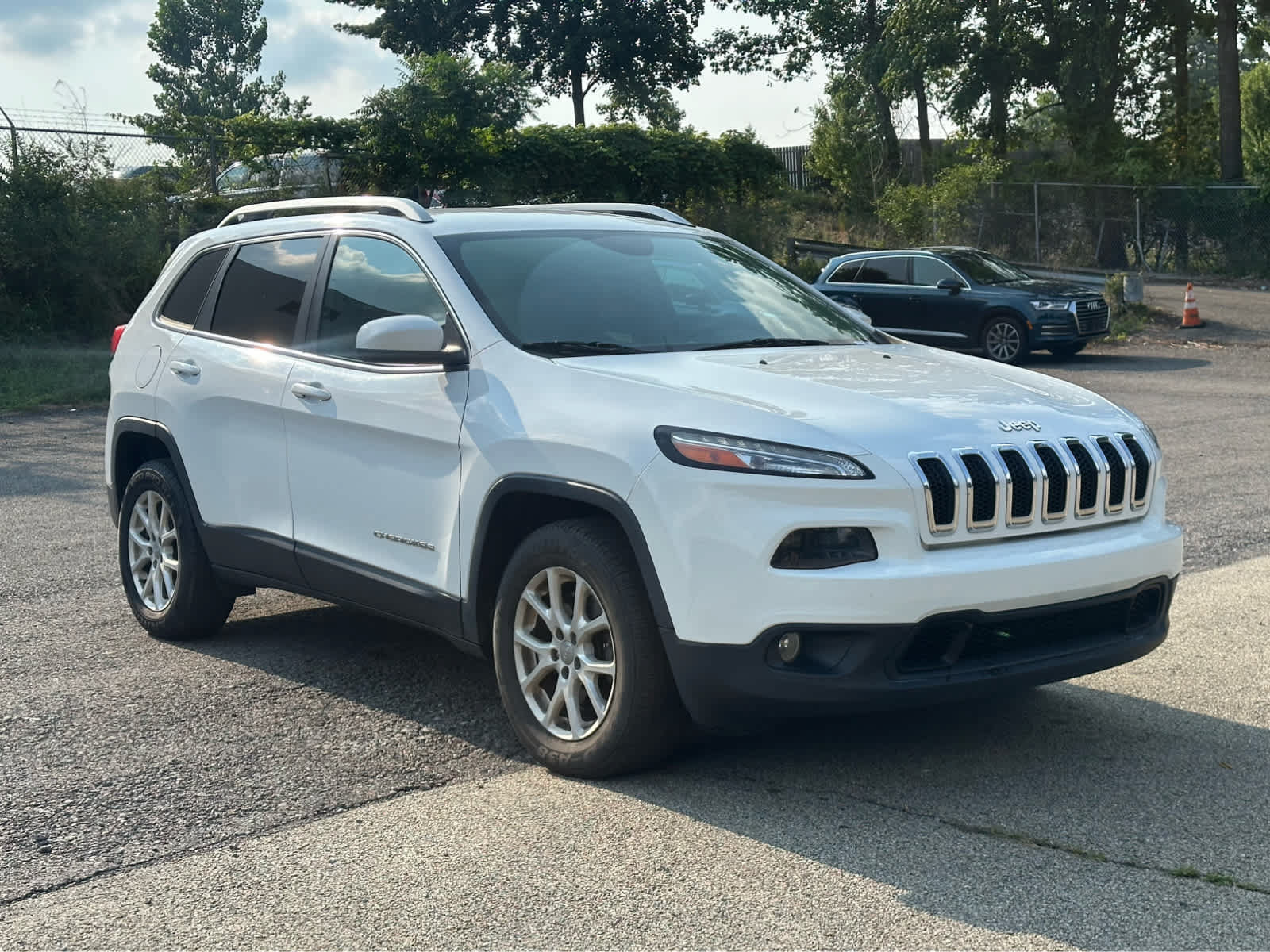 Used 2017 Jeep Cherokee Latitude w/ Cold Weather Group AWD/4WD image 3