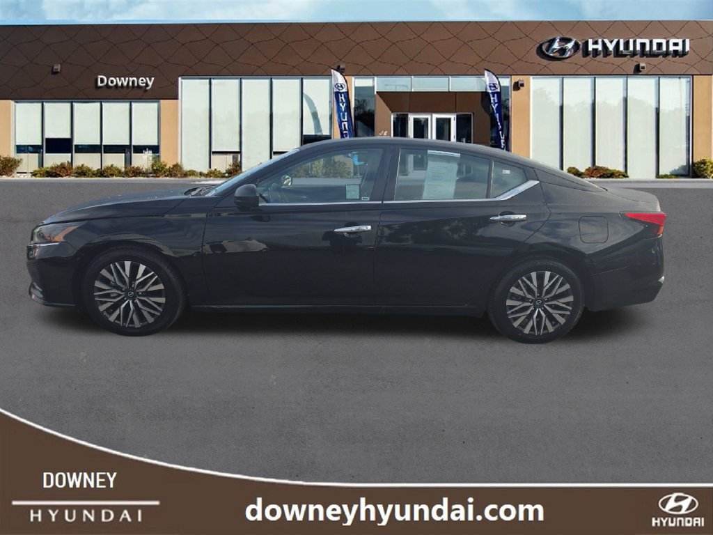 Used 2025 Nissan Altima 2.5 SV FWD image 2